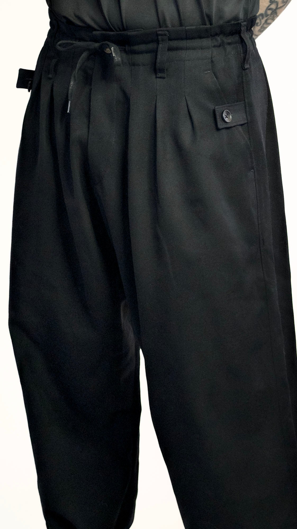 Pantalon fuselé à pinces