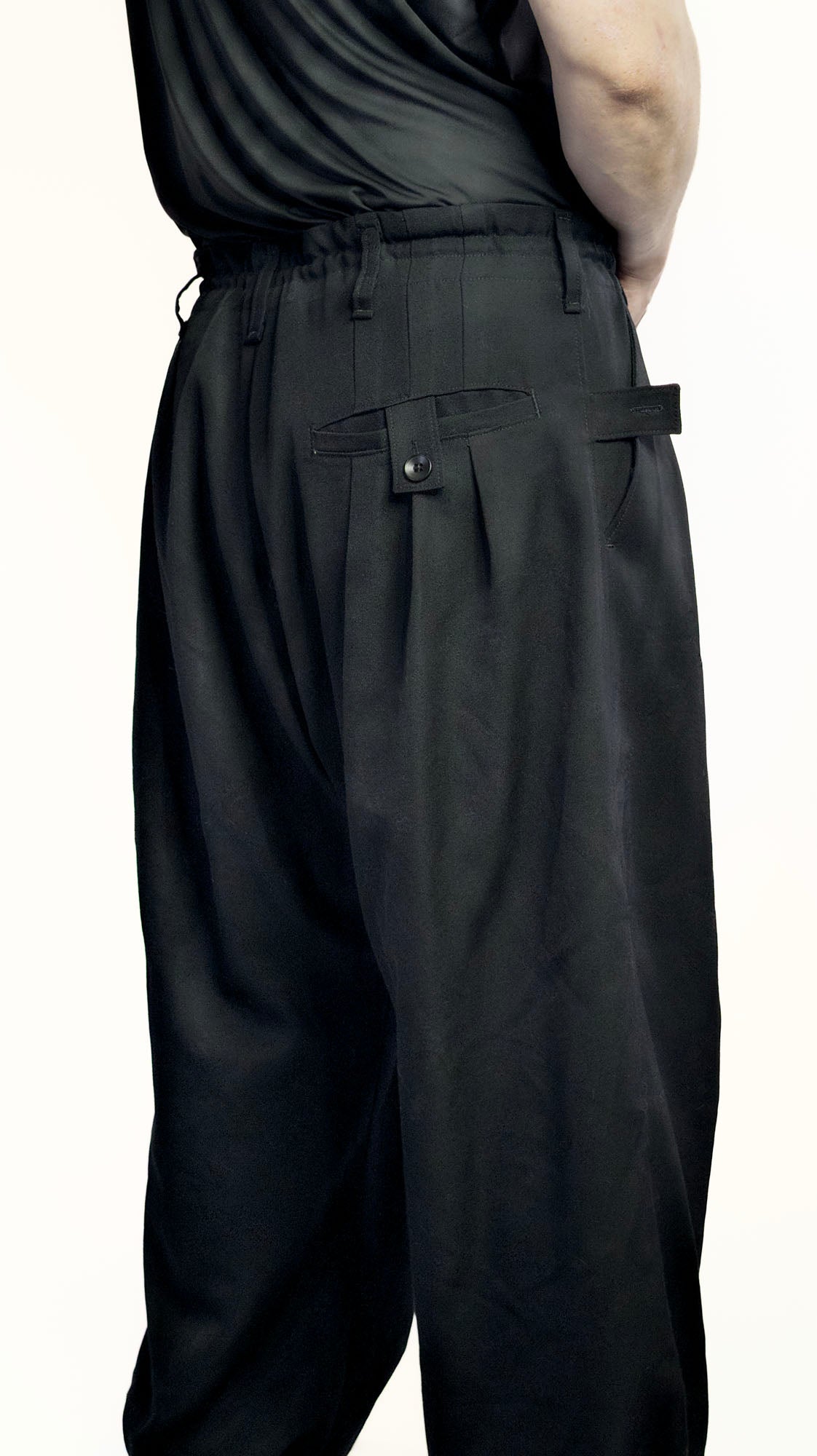 Pantalon fuselé à pinces