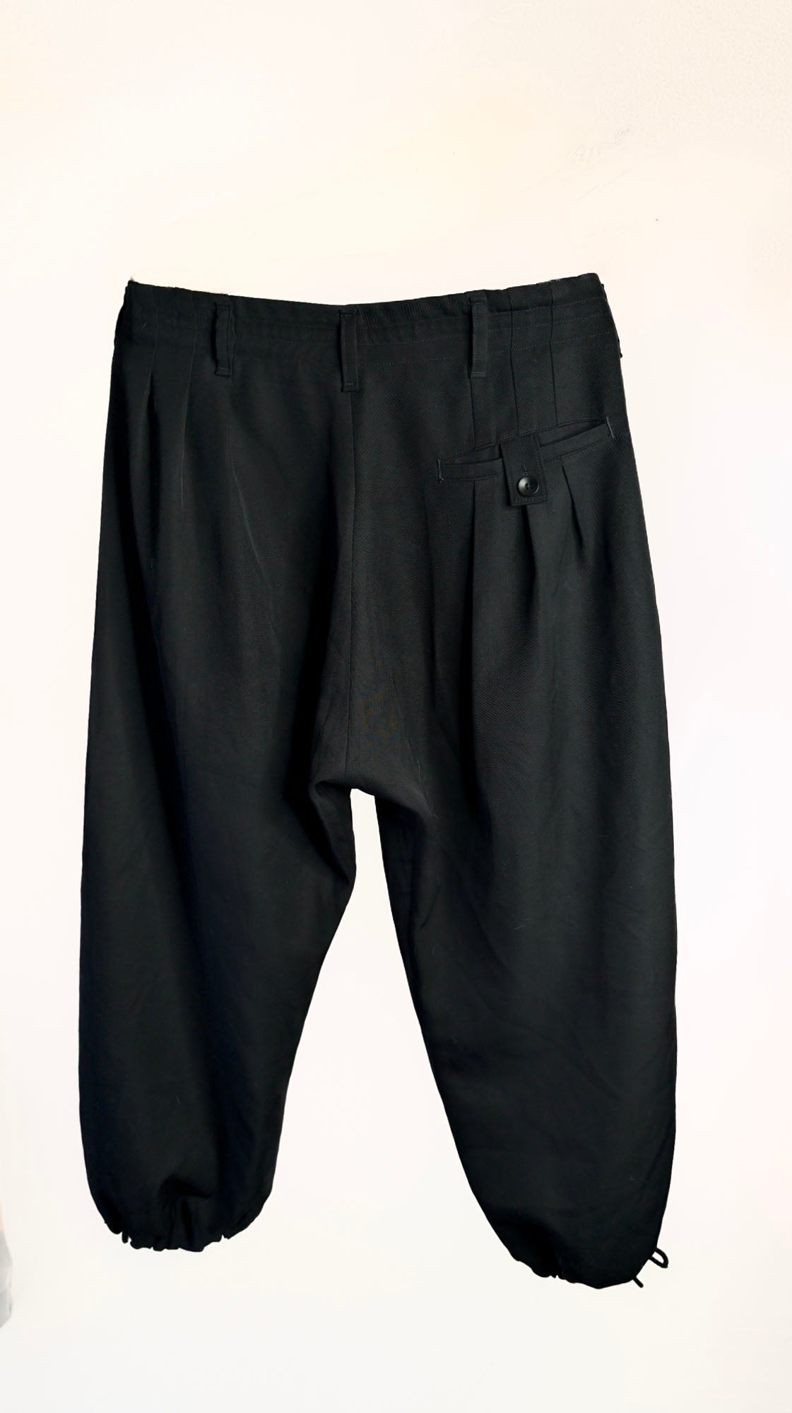 Pantalon fuselé à pinces