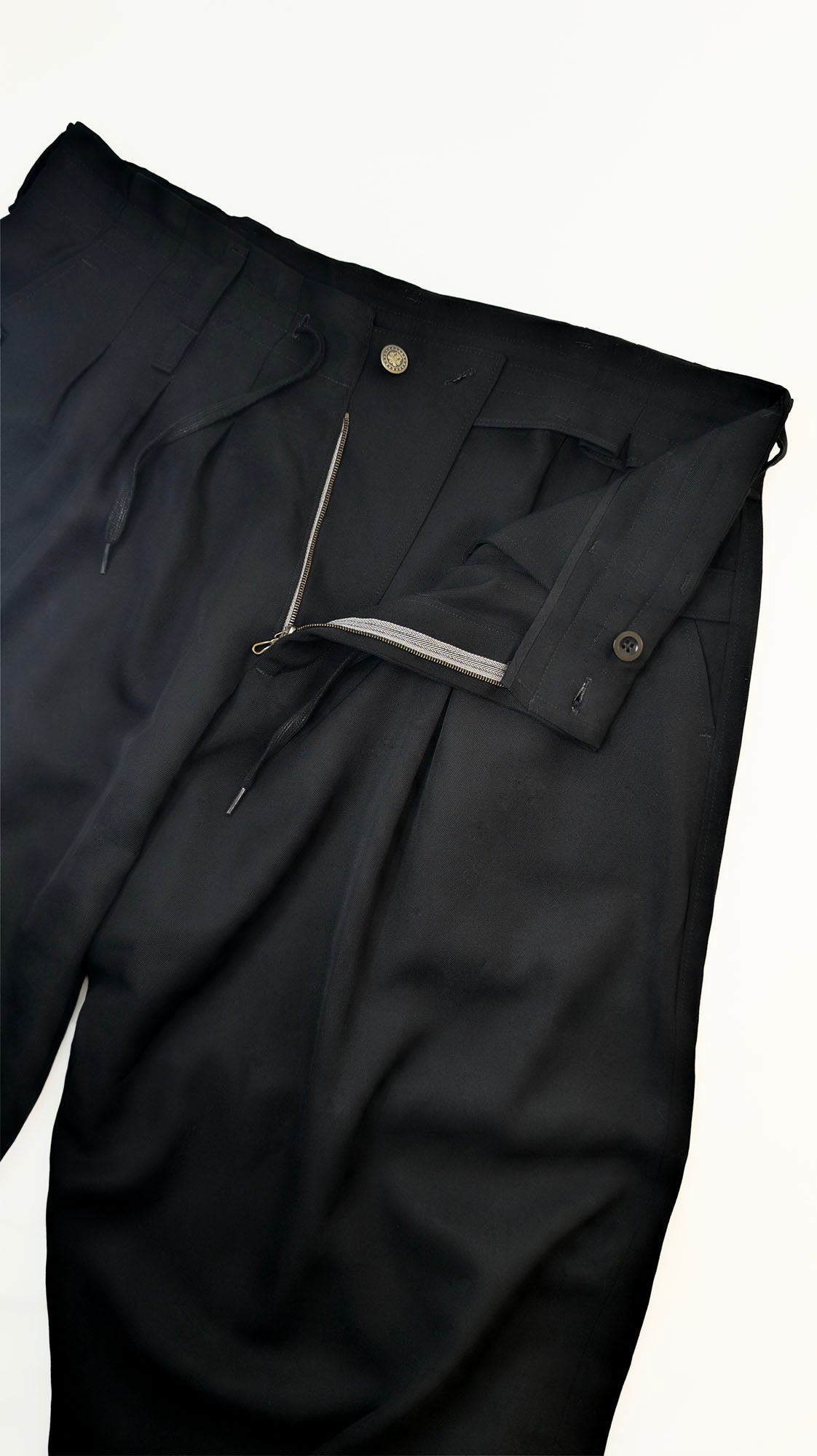 Pantalon fuselé à pinces